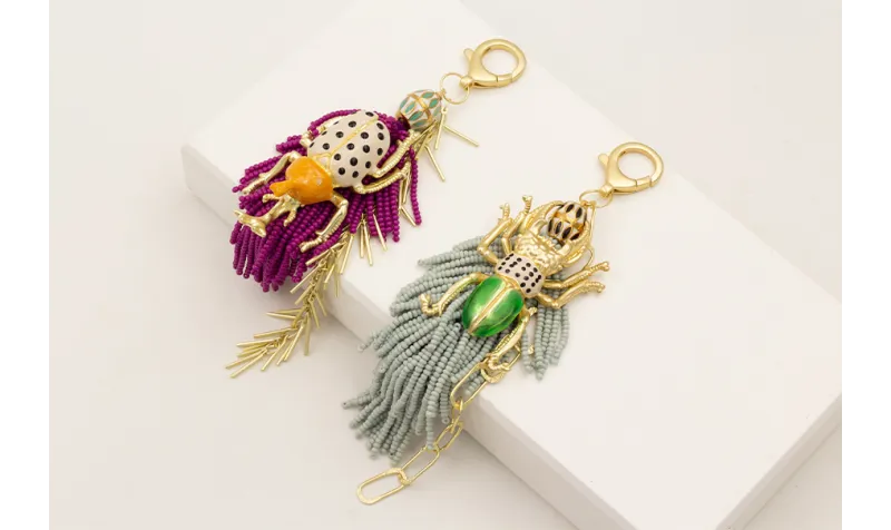 Llavero con fleco abalorio morado y escarabajo esm