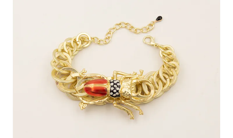 Pulsera aros entrelazados dorado mate con escaraba