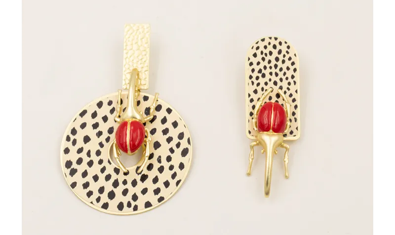 Pendientes escarabjo esmaltado rojo con piezas pie