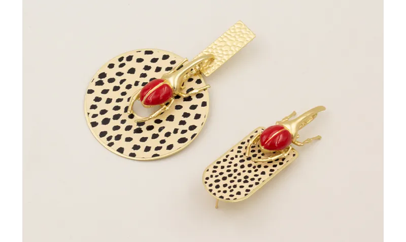 Pendientes escarabjo esmaltado rojo con piezas pie