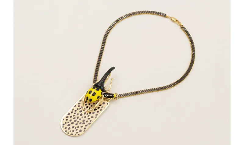 Collar esmaltado amarillo y negro con pieza pirl d