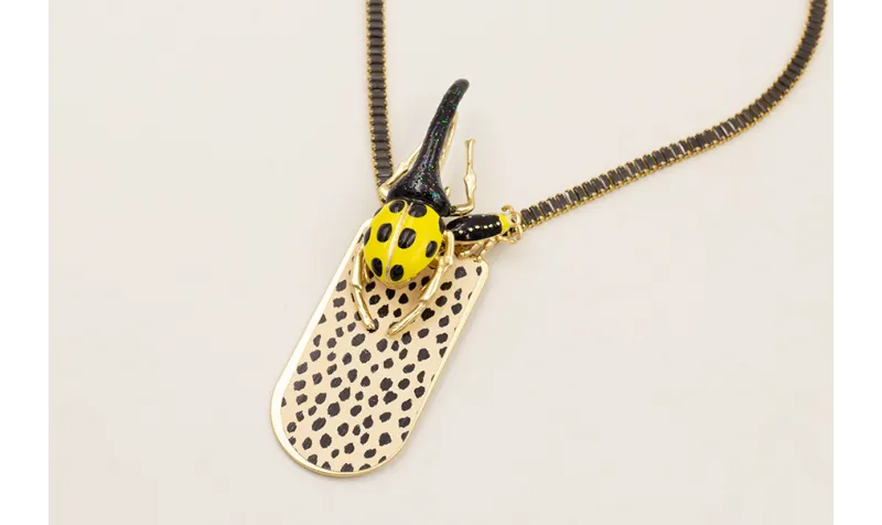 Collar esmaltado amarillo y negro con pieza pirl d