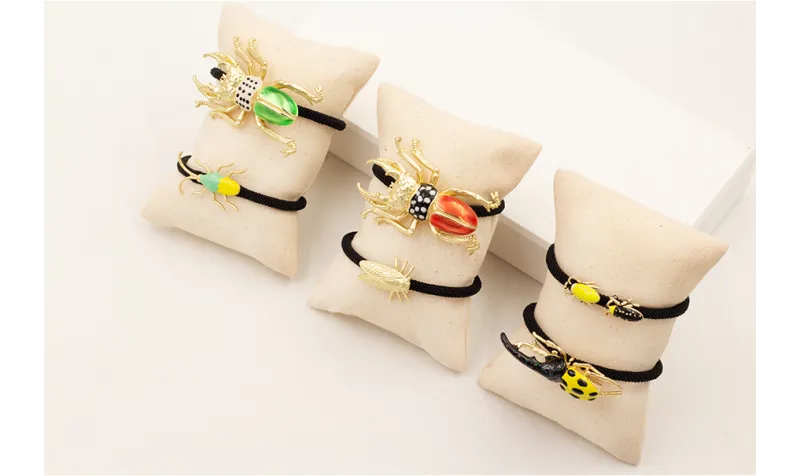 Pulsera cordón retorcido negro con escarabajo esma