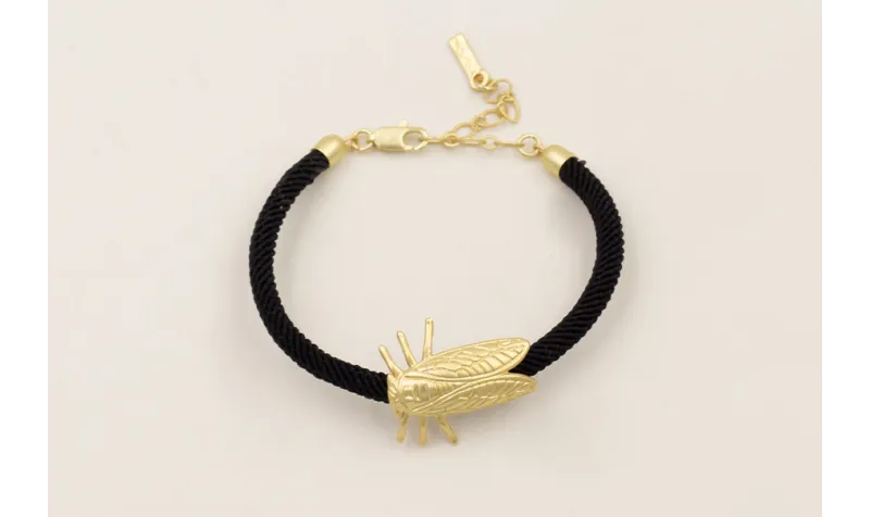 Pulsera con cigarra dorada mate y cordón retorcido