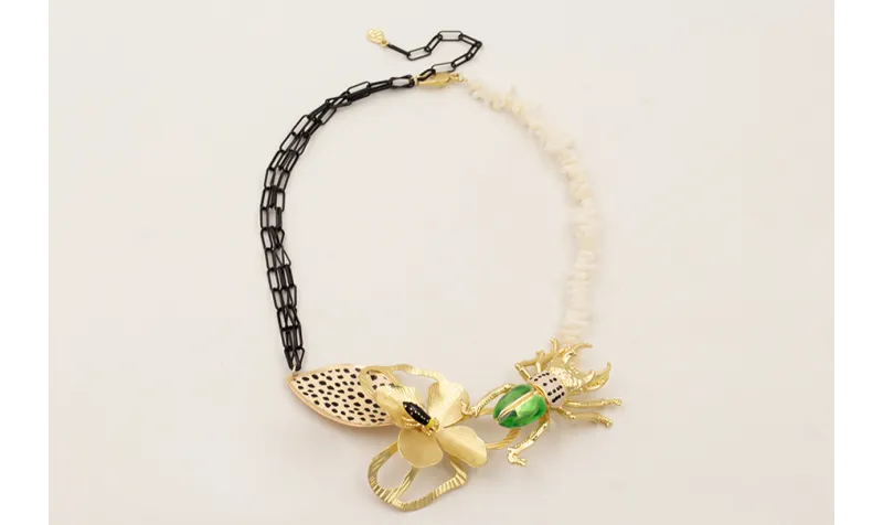 Collar mitad cadena eslabón negro mitad chips cora