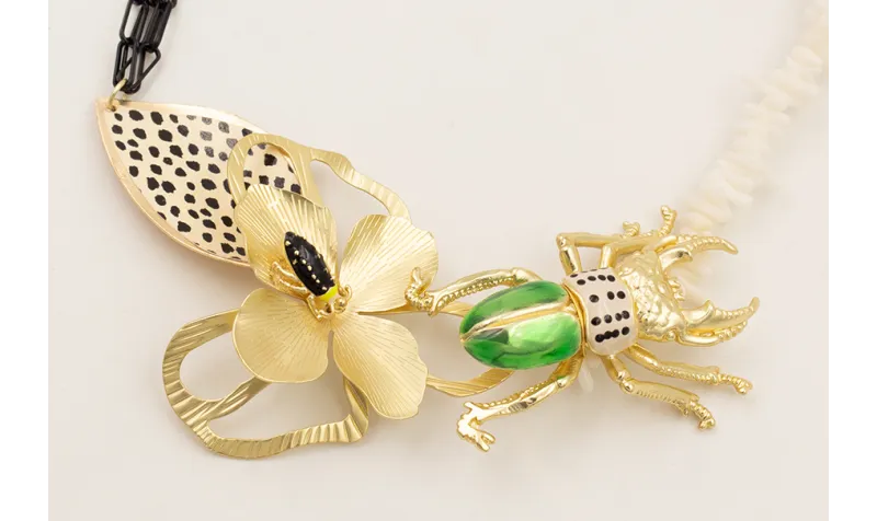 Collar mitad cadena eslabón negro mitad chips cora