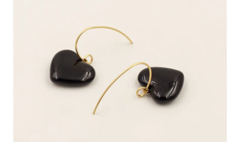 Pendientes corazón esmalte negro con gancho secill