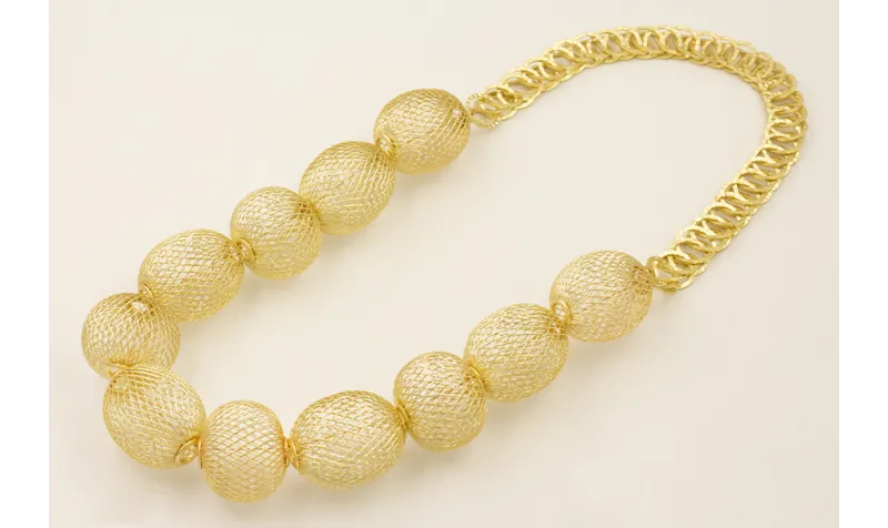 Collar largo con piezas rejilla ovalada y collar c