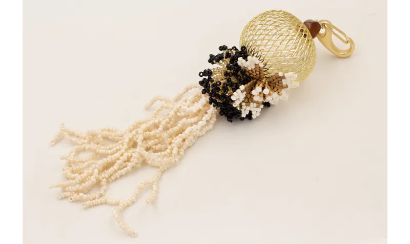 Llavero pieza rejilla ovalda con flor mouiki beige