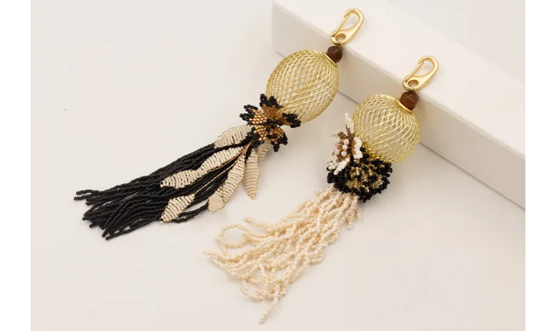 Llavero pieza rejilla ovalda con flor mouiki beige