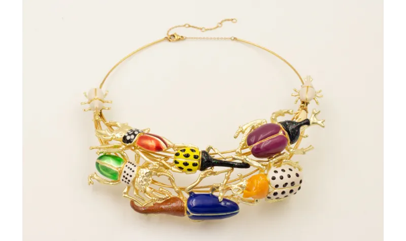 Collar escarabajos esmaltados verde, rojo ,mostaza
