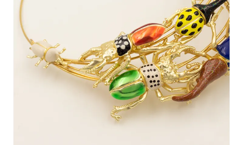 Collar escarabajos esmaltados verde, rojo ,mostaza