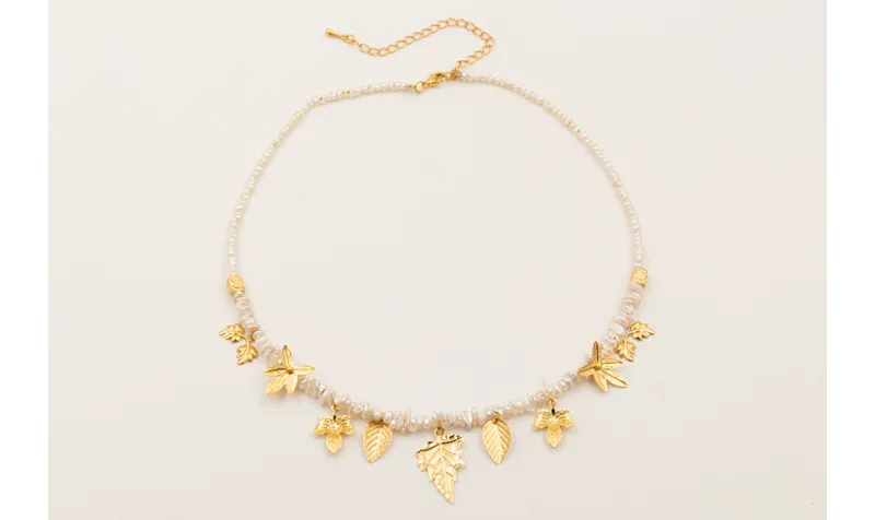 Collar con mini perlas, chips madre perla, hojas y