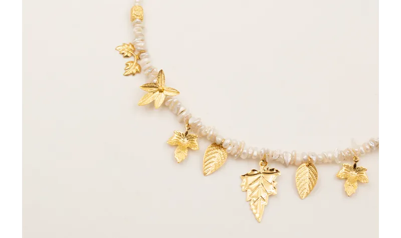 Collar con mini perlas, chips madre perla, hojas y