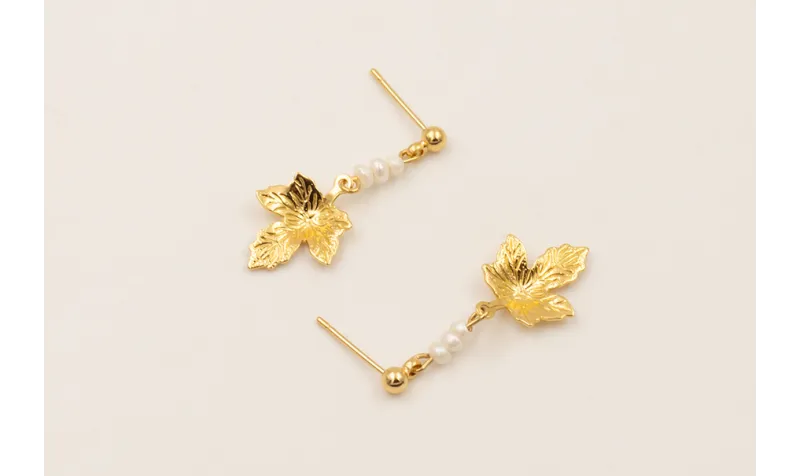 Pendientes perno bolita colgante hoja con BAÑO ORO