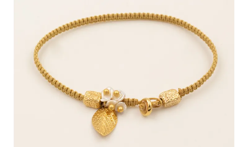 Pulsera hilo dorado con nudo macramé con hoja, pie