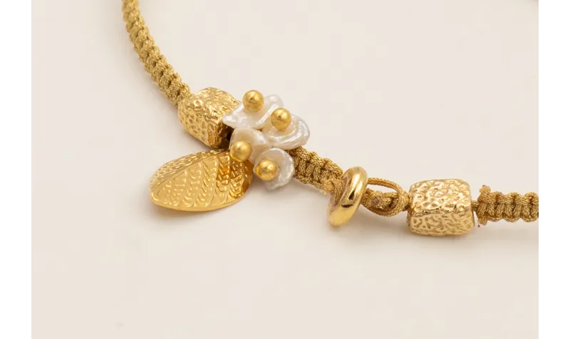 Pulsera hilo dorado con nudo macramé con hoja, pie