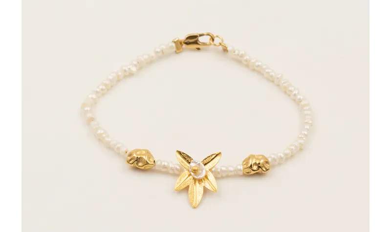 Pulsera mini perlas naturales con hoja 5 pétalos y