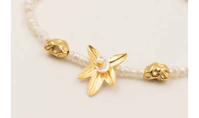 Pulsera mini perlas naturales con hoja 5 pétalos y