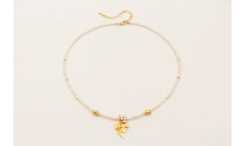 Collar con mini perlas naturales con hojas y pieza