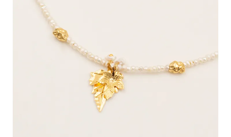 Collar con mini perlas naturales con hojas y pieza