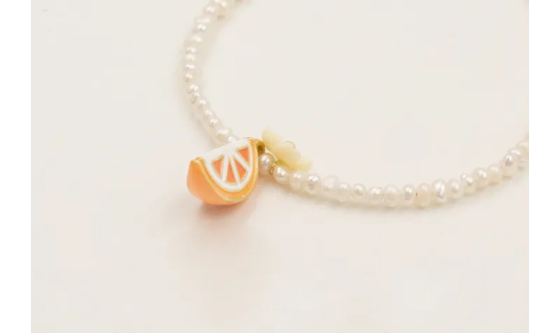 Pulsera con perlas naturales, colgante gajo naranj