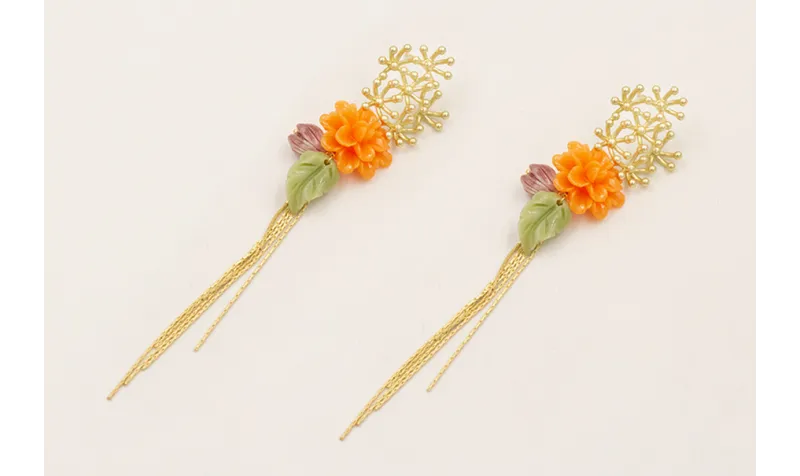Pendientes estrellas coral dorado mate con flores,