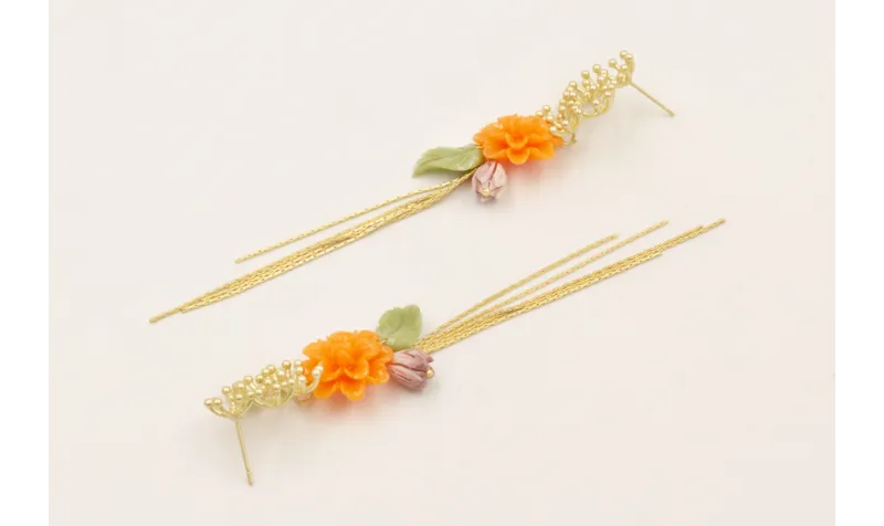 Pendientes estrellas coral dorado mate con flores,