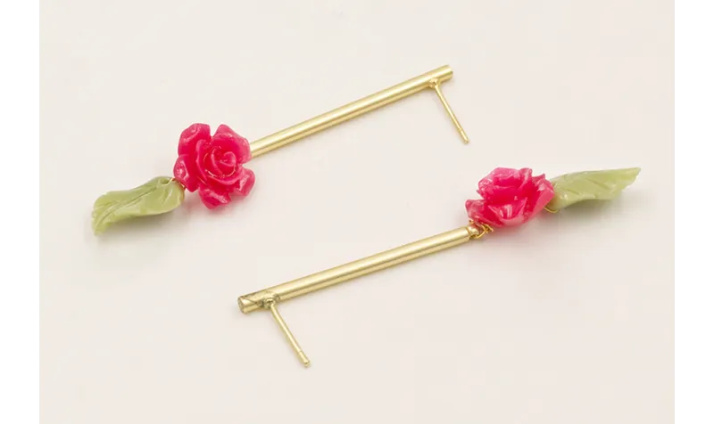 Pendientes plado dorado mate con flores resina cor