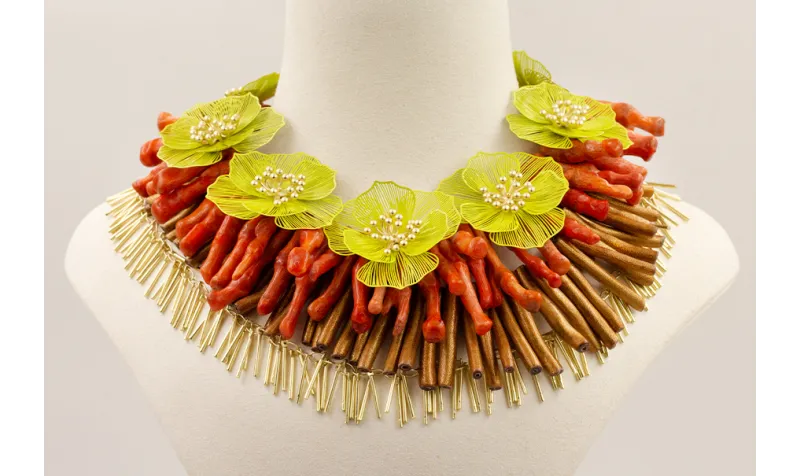 Collar tripe con tiras tallos de coral, palo coral