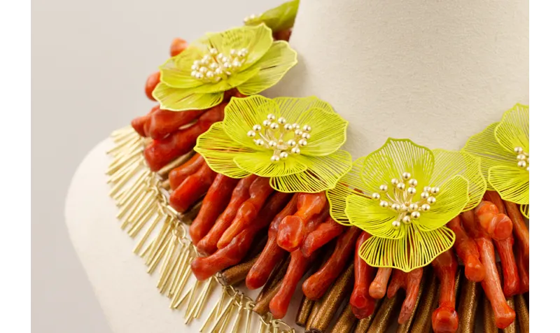 Collar tripe con tiras tallos de coral, palo coral