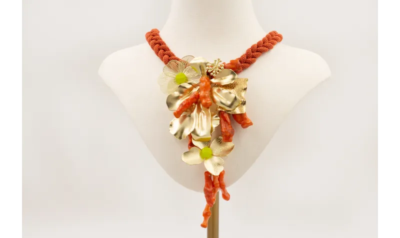 Collar cordón color oxido trenzado con flores dora