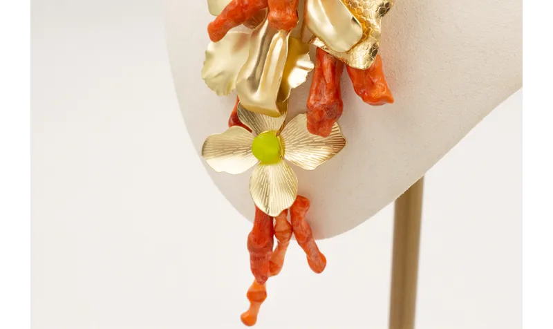 Collar cordón color oxido trenzado con flores dora