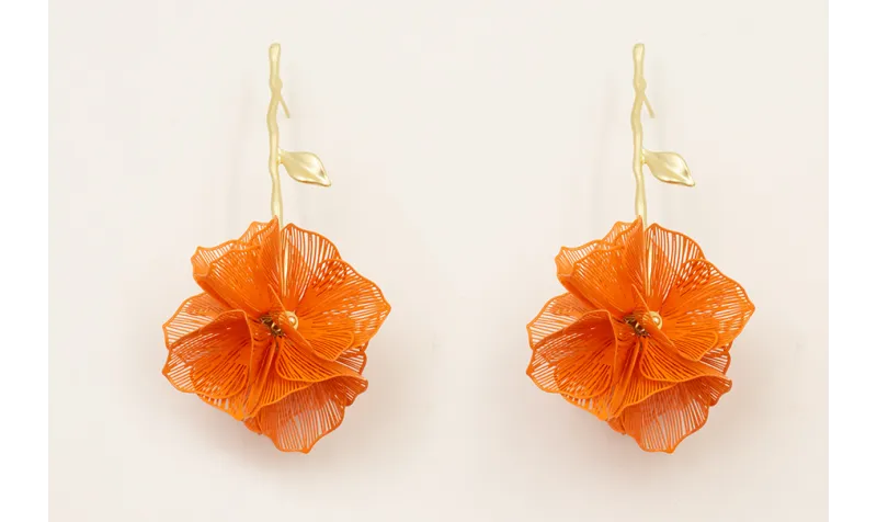 Pendientes rama con hoja dorada mate y bola de cas