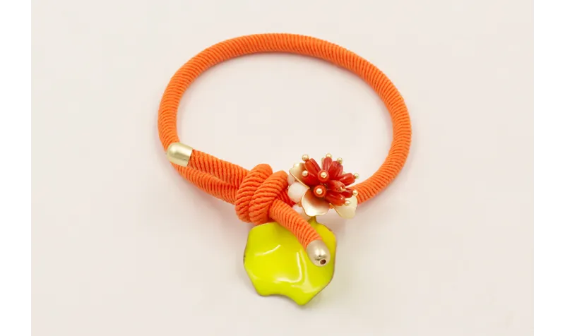 Pulsera goma naranja con petalo esmaltado lima, fa