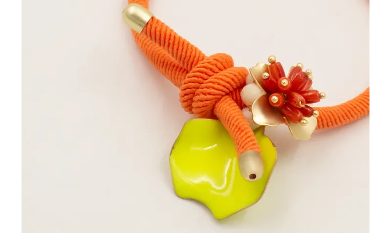 Pulsera goma naranja con petalo esmaltado lima, fa