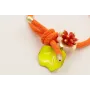 Pulsera goma naranja con petalo esmaltado lima, fa