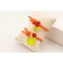 Pulsera goma naranja con petalo esmaltado lima, fa