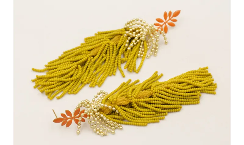 Pendientes petalos esmaltados nectarina con flecos