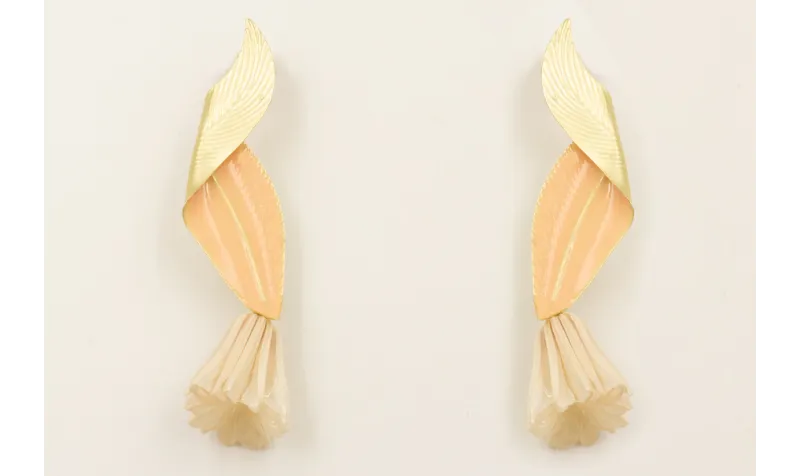 Pendientes hoja doblada esmalte rosa con campanill