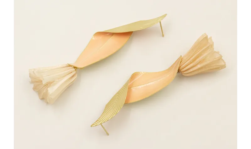 Pendientes hoja doblada esmalte rosa con campanill