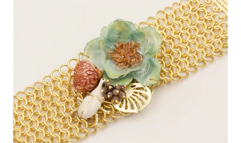 Pulsera malla dorada mate con flores naturales azu