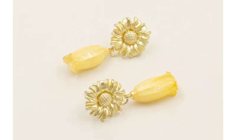 Pendientes perno girasol dorado mate con colgante 