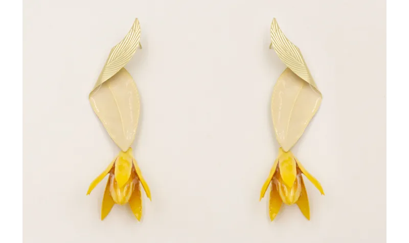 Pendientes hoja doblada esmalte beige colgante flo