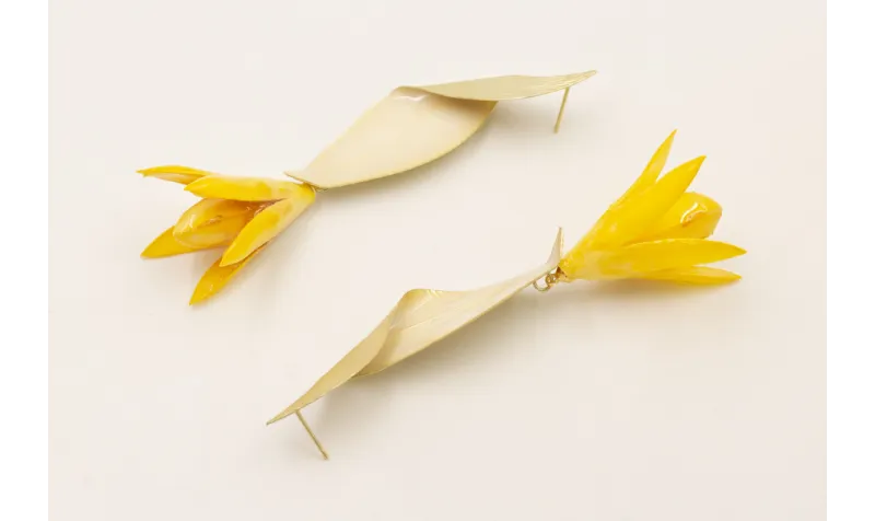 Pendientes hoja doblada esmalte beige colgante flo