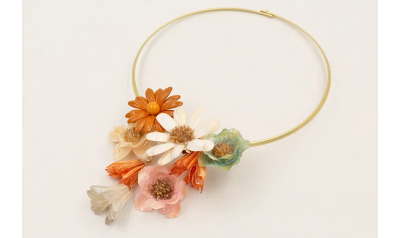 Collar lamina dorada mate rigida con flores natura