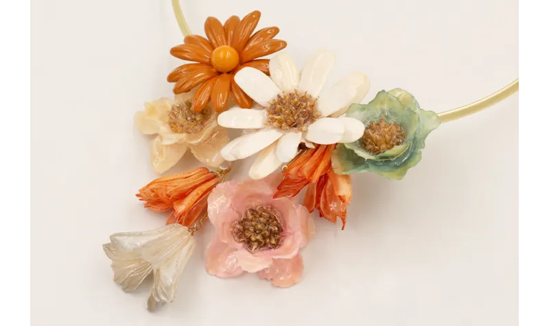 Collar lamina dorada mate rigida con flores natura