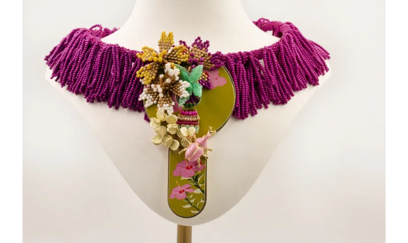 Collar lamina forrada de abalorio purpura con colg