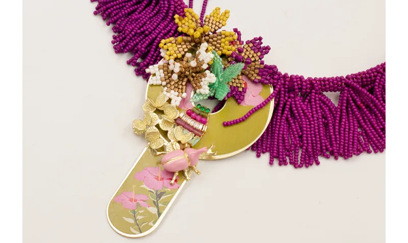 Collar lamina forrada de abalorio purpura con colg