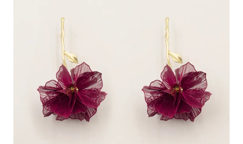 Pendientes rama con hoja dorada mate y bola de cas